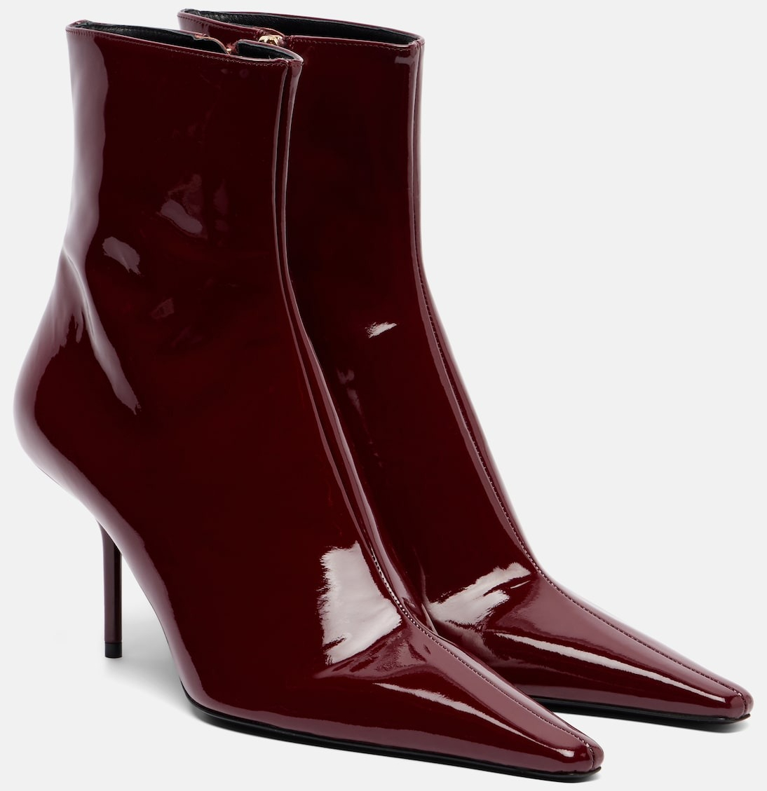 Stivaletti bordeaux: i modelli da avere subito e come abbinarli per dare una scossa ai tuoi look invernali!