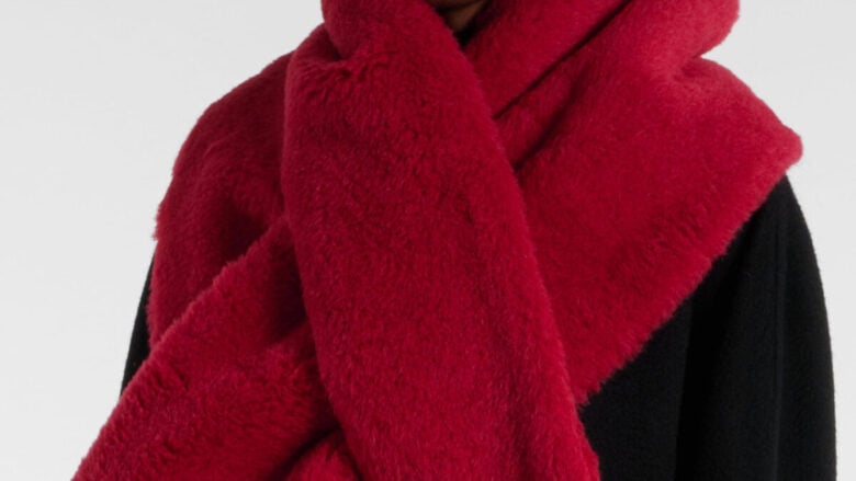 Calde e trendy, le sciarpe furry sono il vero must have dell’Inverno