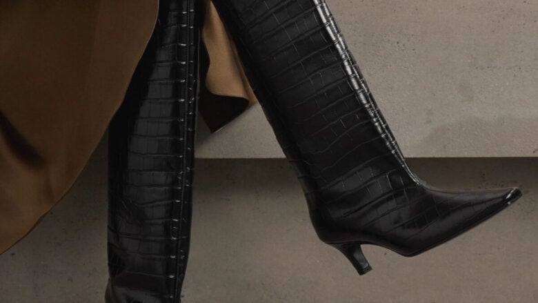 Gli stivali neri con tacco da accaparrarsi ASAP con i saldi invernali