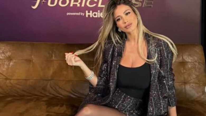 Diletta Leotta, per il primo Look del 2026 punta sull’effetto sparkling con il completo in paillettes: ma quanto costa!