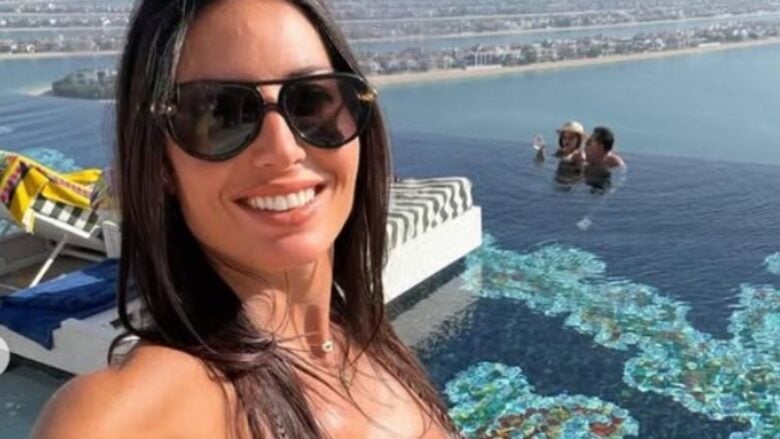 Elisabetta Gregoraci, in vacanza a Dubai con la borsa griffata che costa una fortuna!