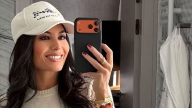 Elisabetta Gregoraci, anche in montagna non rinuncia allo stile più trendy e glamour con il total Look firmato Prada