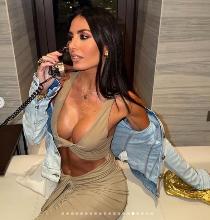 Elisabetta Gregoraci, in vacanza a Dubai con la borsa griffata che costa una fortuna!