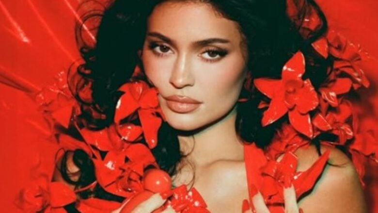 Kylie Jenner lancia il suo nuovo profumo Cosmic Intense