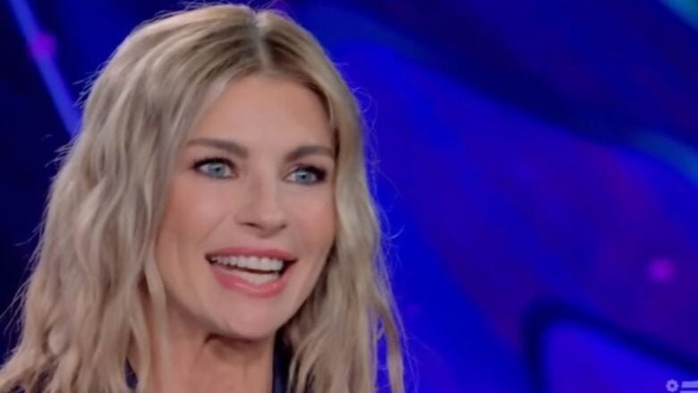 Martina Colombari brilla a Verissimo con un tailleur in pizzo blu FOTO