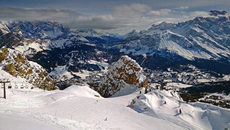 Da Cortina a St Moritz, ecco le mete chic in cui godersi un weekend in montagna sulla neve