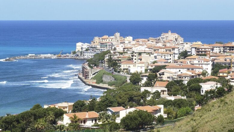 Tra murales e peperoncini ecco un borgo calabro che vi farà innamorare all’istante