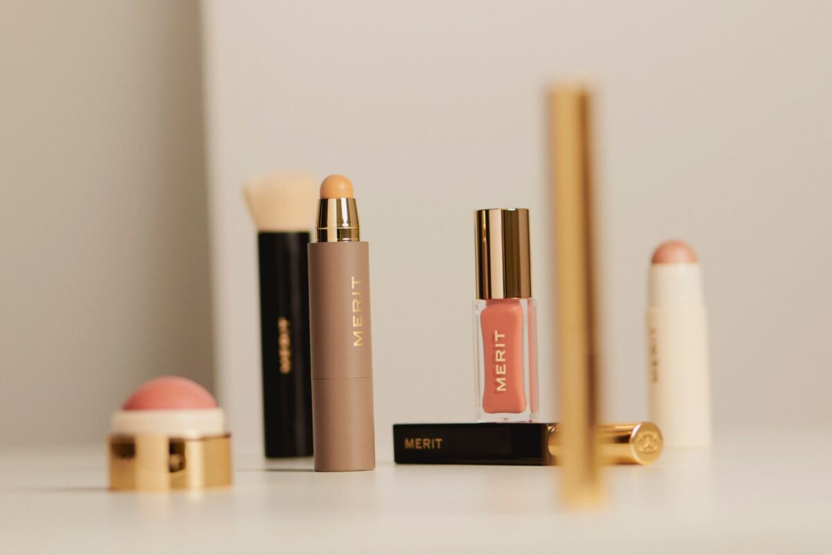 Merit Beauty sbarca in Italia: scopri il Brand cult che rivoluzionerà la tua routine di bellezza