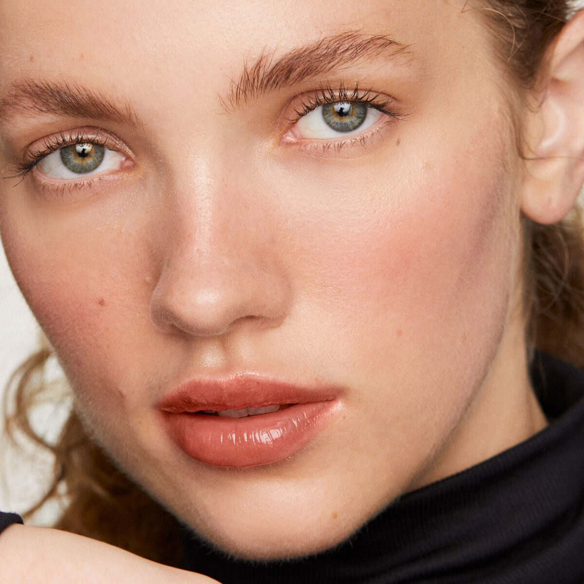 Merit Beauty sbarca in Italia: scopri il Brand cult che rivoluzionerà la tua routine di bellezza