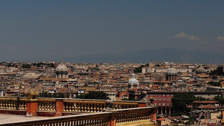 Altro che Via Condotti, è questa la strada più bella di Roma: i turisti l’adorano!