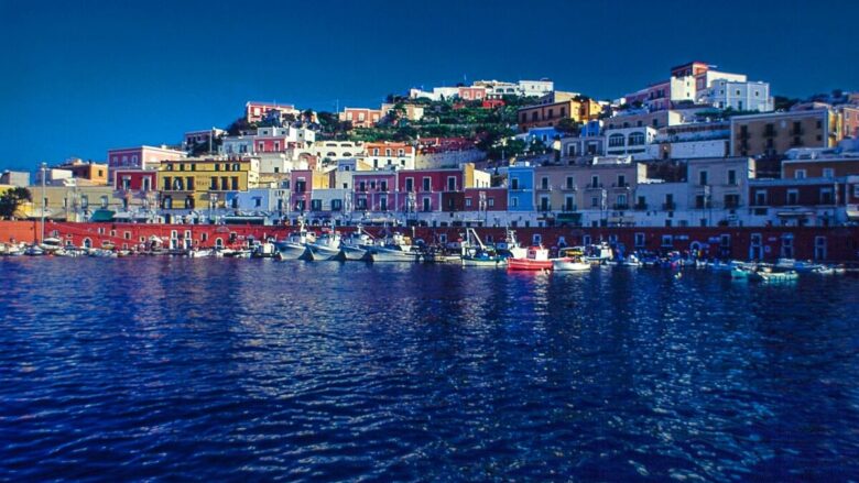 Fuga d’amore: borghi e città italiane perfette per un San Valentino lontano dal caos