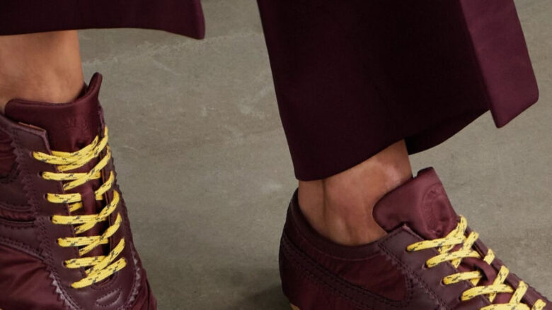 Sono di questo colore le sneakers più gettonate del momento. Che stile!