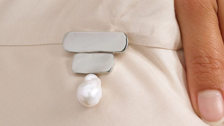 Dai una scossa ai look invernali indossando queste spille. Ricercate e alla moda!