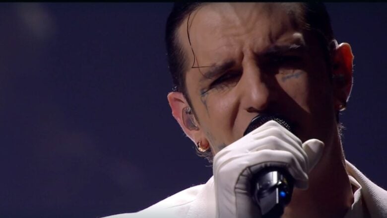 Achille Lauro incanta tutti a Sanremo 2026 con il suo total white Look e gioielli firmati Damiani