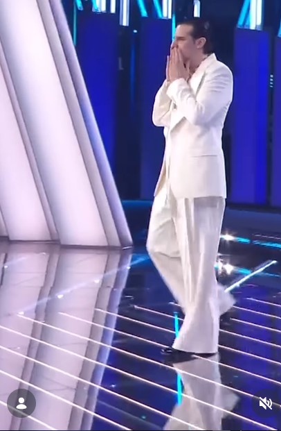 Achille Lauro incanta tutti a Sanremo 2026 con il suo total white Look e gioielli firmati Damiani