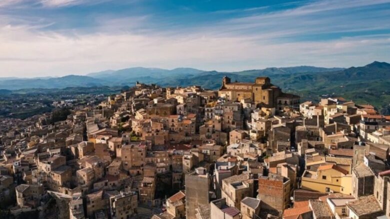 In Sicilia si trova uno dei Borghi normanni più belli d’Italia, un gioiello tutto da scoprire…