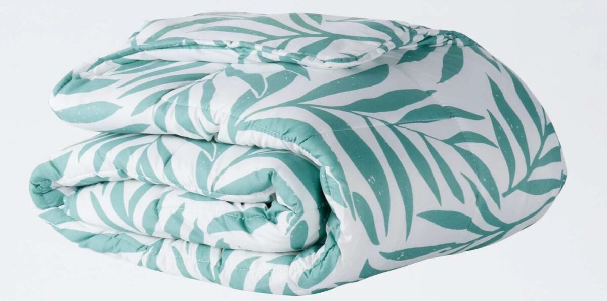 Trapunta primaverile Kiabi: il modello con foglie verdi leggero e naturale sotto i 40 euro