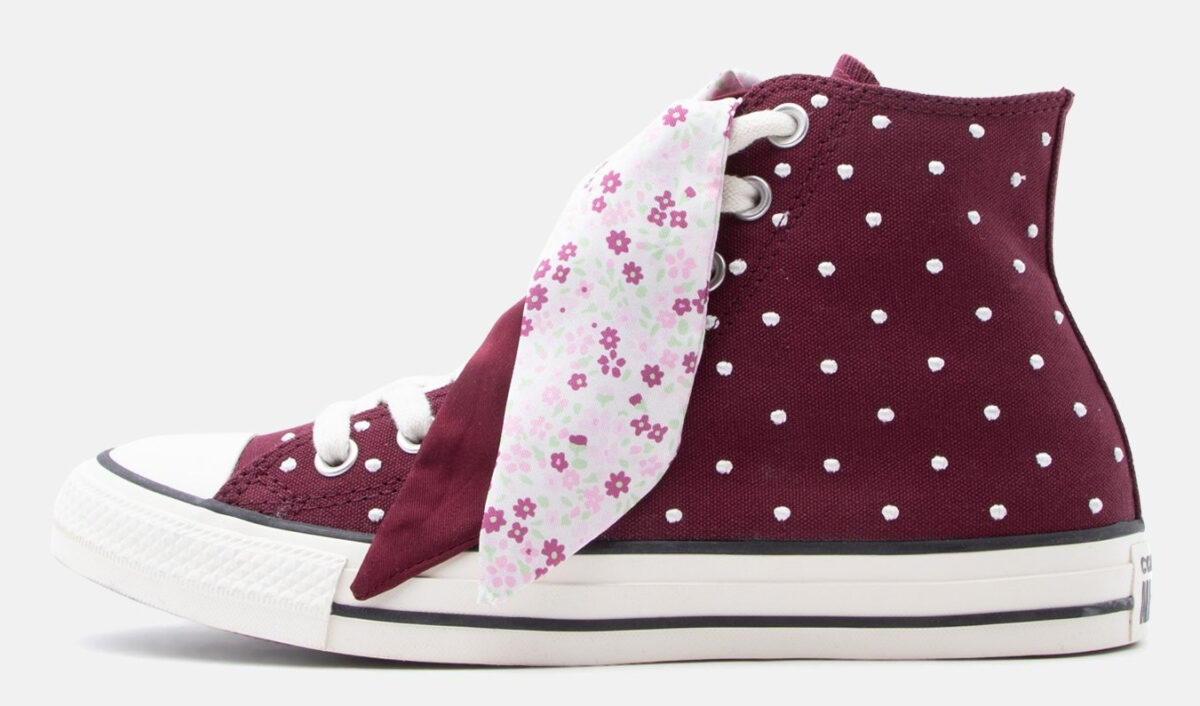 Sono di questo colore le sneakers più gettonate del momento. Che stile!