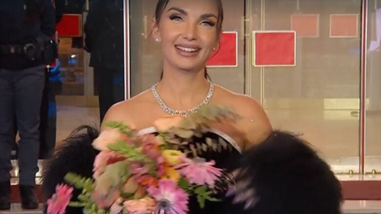 Elettra Lamborghini calca il green carpet di Sanremo 2026 con un meraviglioso abito lungo in velluto nero