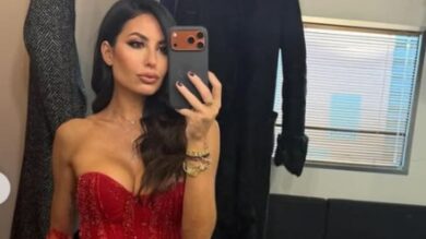 Elisabetta Gregoraci torna in tv con l’abito lungo rosso con trasparenze e paillettes FOTO