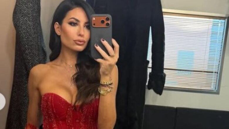 Elisabetta Gregoraci torna in tv con l’abito lungo rosso con trasparenze e paillettes FOTO
