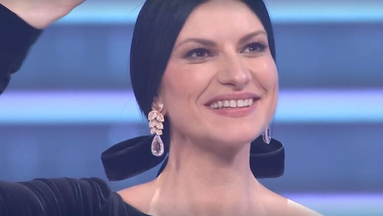 Laura Pausini lascia tutti senza fiato per la terza puntata di Sanremo 2026 con l’abito bicolor con piume firmato Alberta Ferretti