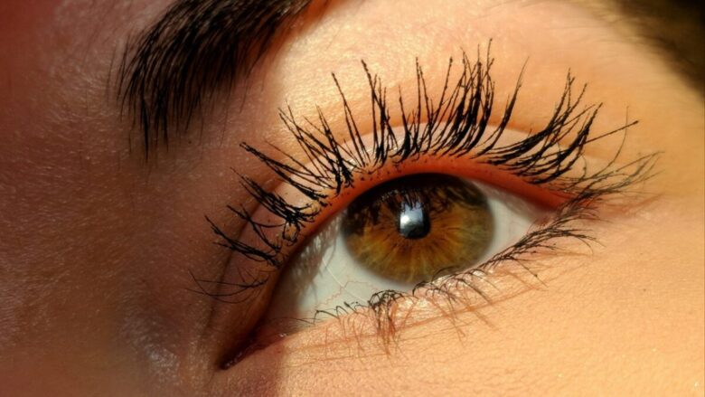 Costa pochissimo, ma allunga e incurva come un mascara di lusso: il segreto delle beauty addicted