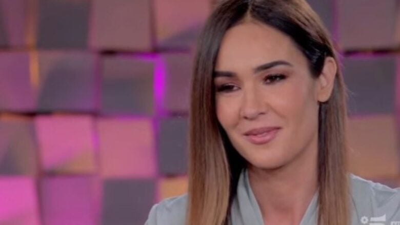 Silvia Toffanin si conferma regina di eleganza a Verissimo con il total Look firmato Armani