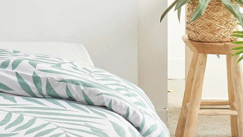 Trapunta primaverile Kiabi: il modello con foglie verdi leggero e naturale sotto i 40 euro