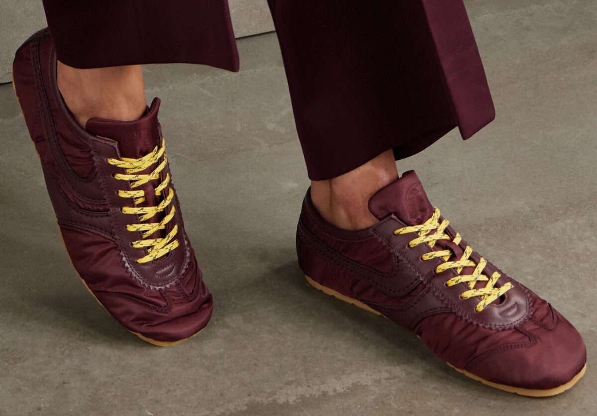 Sono di questo colore le sneakers più gettonate del momento. Che stile!