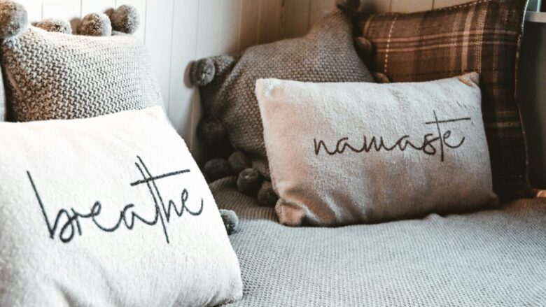 Come disporre i cuscini sul divano: idee pratiche per valorizzare il soggiorno