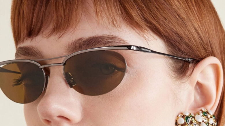 Date una scossa ai look primaverili sfoggiando un paio di occhiali da sole ovali. Très chic!