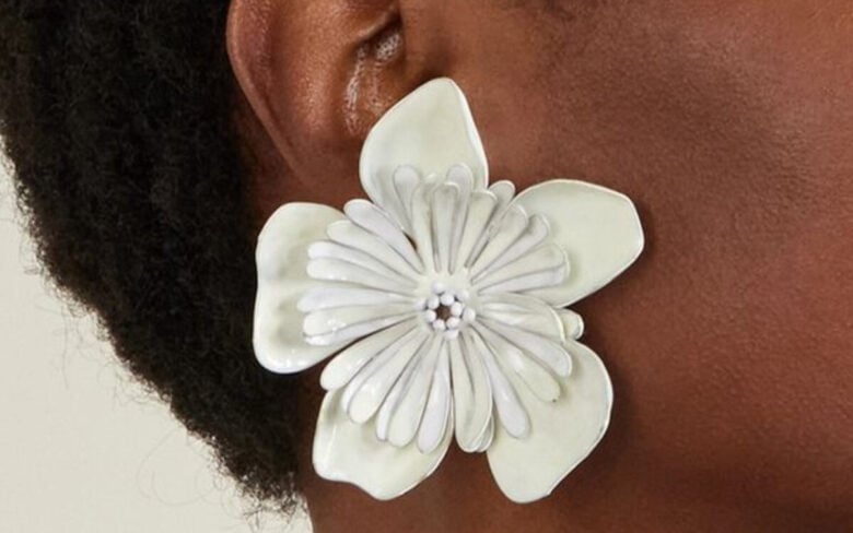 Gli orecchini a fiore sono il trend (anche) della Primavera 2026