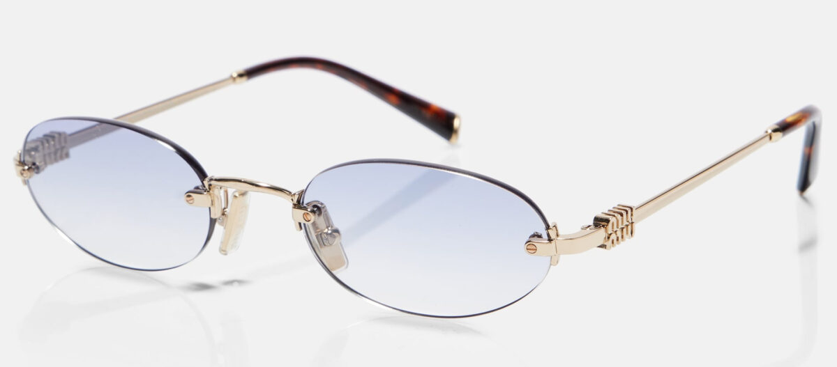 Date una scossa ai look primaverili sfoggiando un paio di occhiali da sole ovali. Très chic!