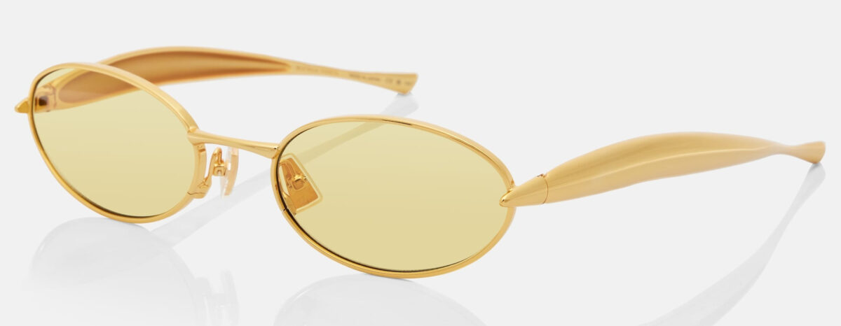 Date una scossa ai look primaverili sfoggiando un paio di occhiali da sole ovali. Très chic!