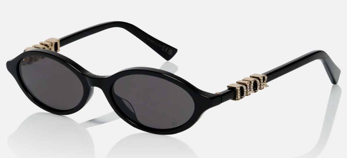 Date una scossa ai look primaverili sfoggiando un paio di occhiali da sole ovali. Très chic!