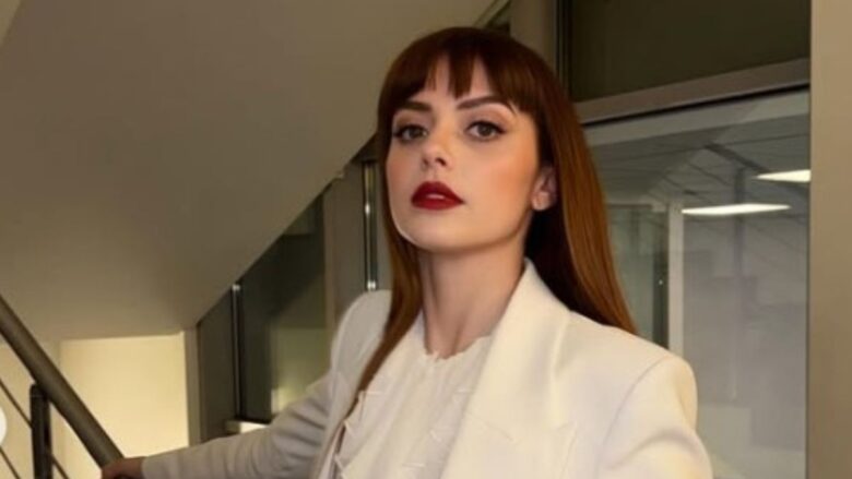 Annalisa lascia tutti senza fiato a Le Iene con un total white Look