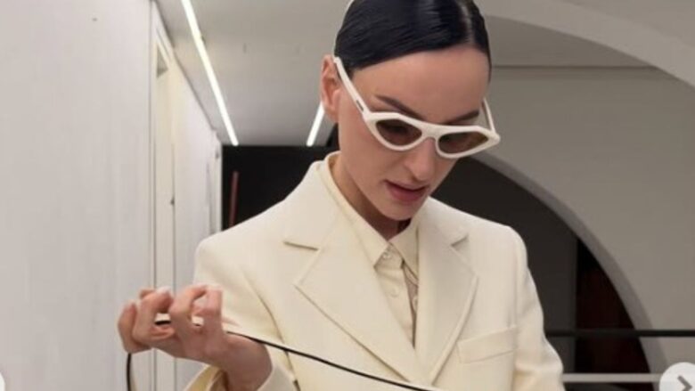 Arisa, in un total white Look anche dopo Sanremo: ma quanto costano i suoi tacchi scultura!