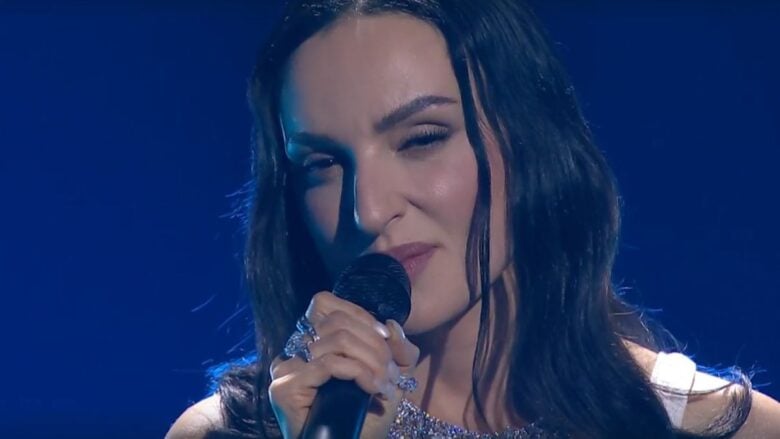 Arisa per la finale di Sanremo 2026 sceglie un Look dal sapore retrò con gonna lunga con maxi fiocco sul retro