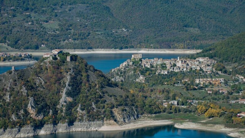 Questo borgo laziale sul Lago di Turano è una piccola perla da visitare in primavera