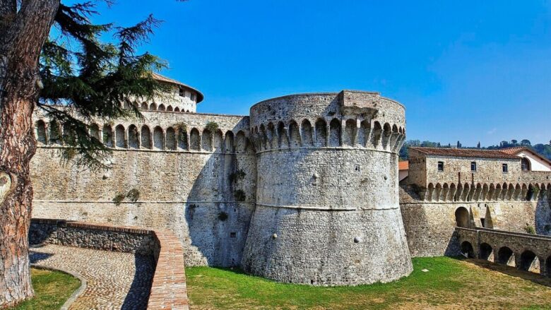 Questo borgo Ligure con due bellissime fortezze è un luogo che riporta indietro nel tempo
