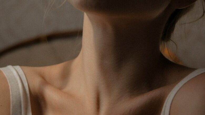 Collo giovane: tutti i trucchi per camuffare i segni dell’età in poche mosse