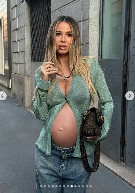 Diletta Leotta, Look premaman con la borsa griffata e il pancino in bella vista!