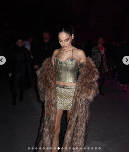 Giulia De Lellis, Look da vera diva con maxi pelliccia, crop top e mini gonna in paillettes firmato Roberto Cavalli