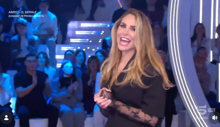 Ilary Blasi, con il tailleur con giacca a maniche corte e guanti in pizzo nero per la nuova puntata del GF Vip