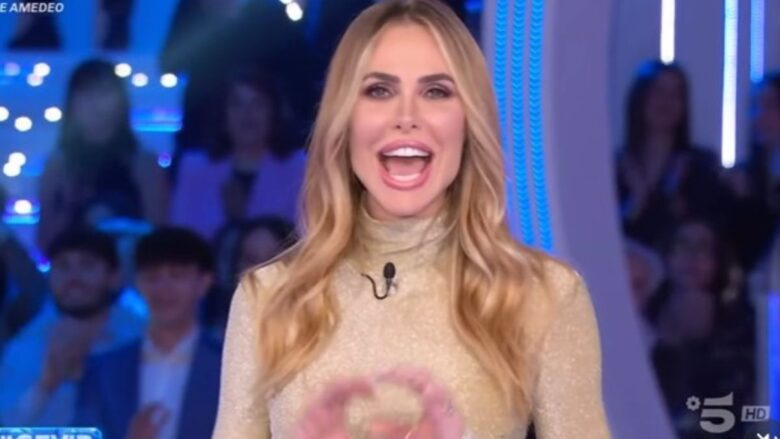 Ilary Blasi brilla al Grande Fratello Vip con l’abito lungo total gold e micro glitter