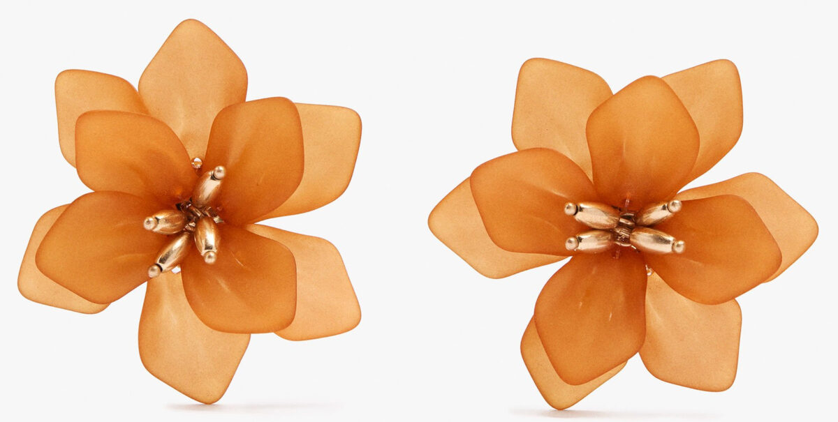 Gli orecchini a fiore sono il trend (anche) della Primavera 2026