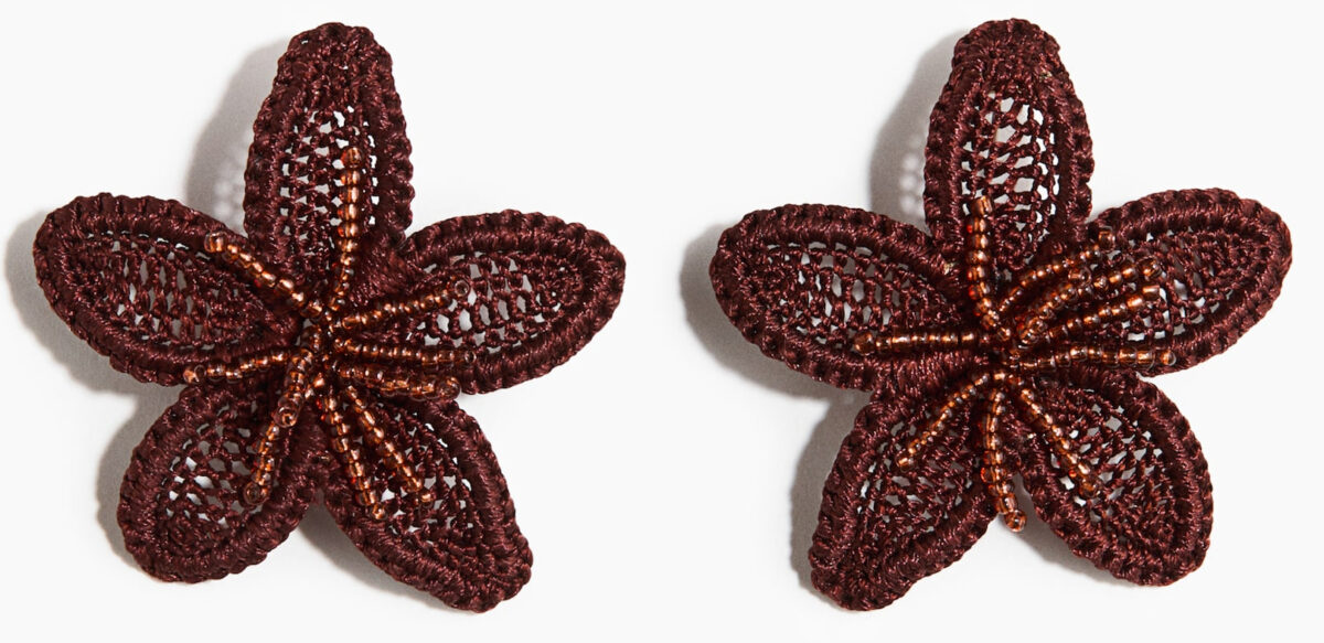 Gli orecchini a fiore sono il trend (anche) della Primavera 2026