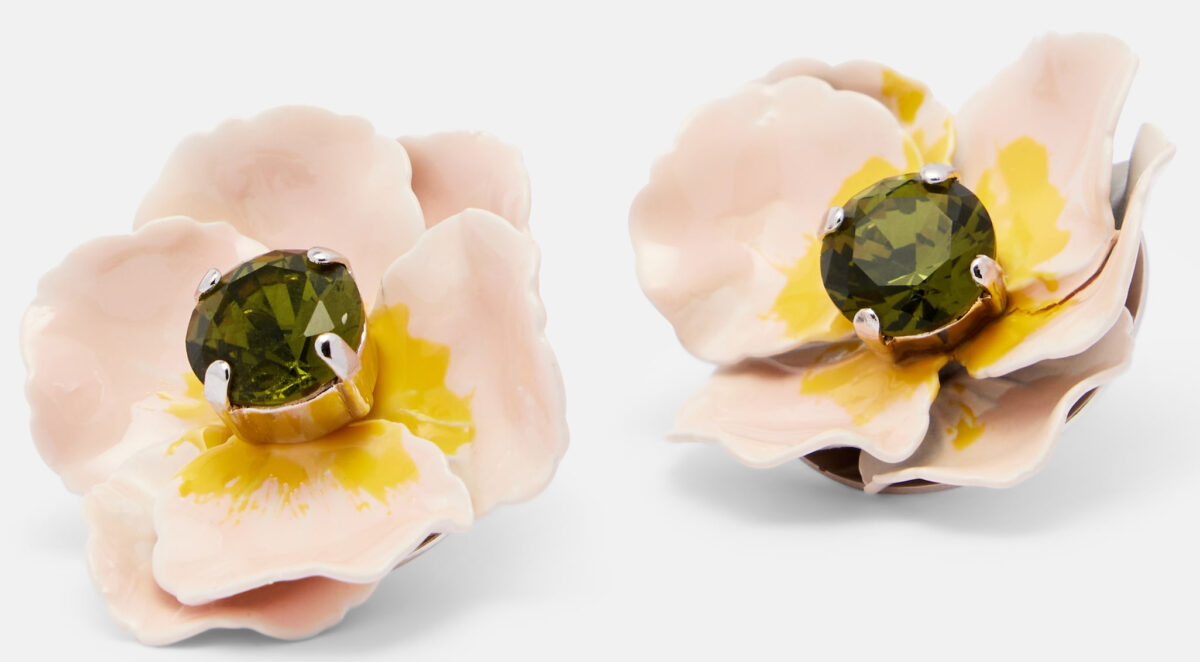 Gli orecchini a fiore sono il trend (anche) della Primavera 2026