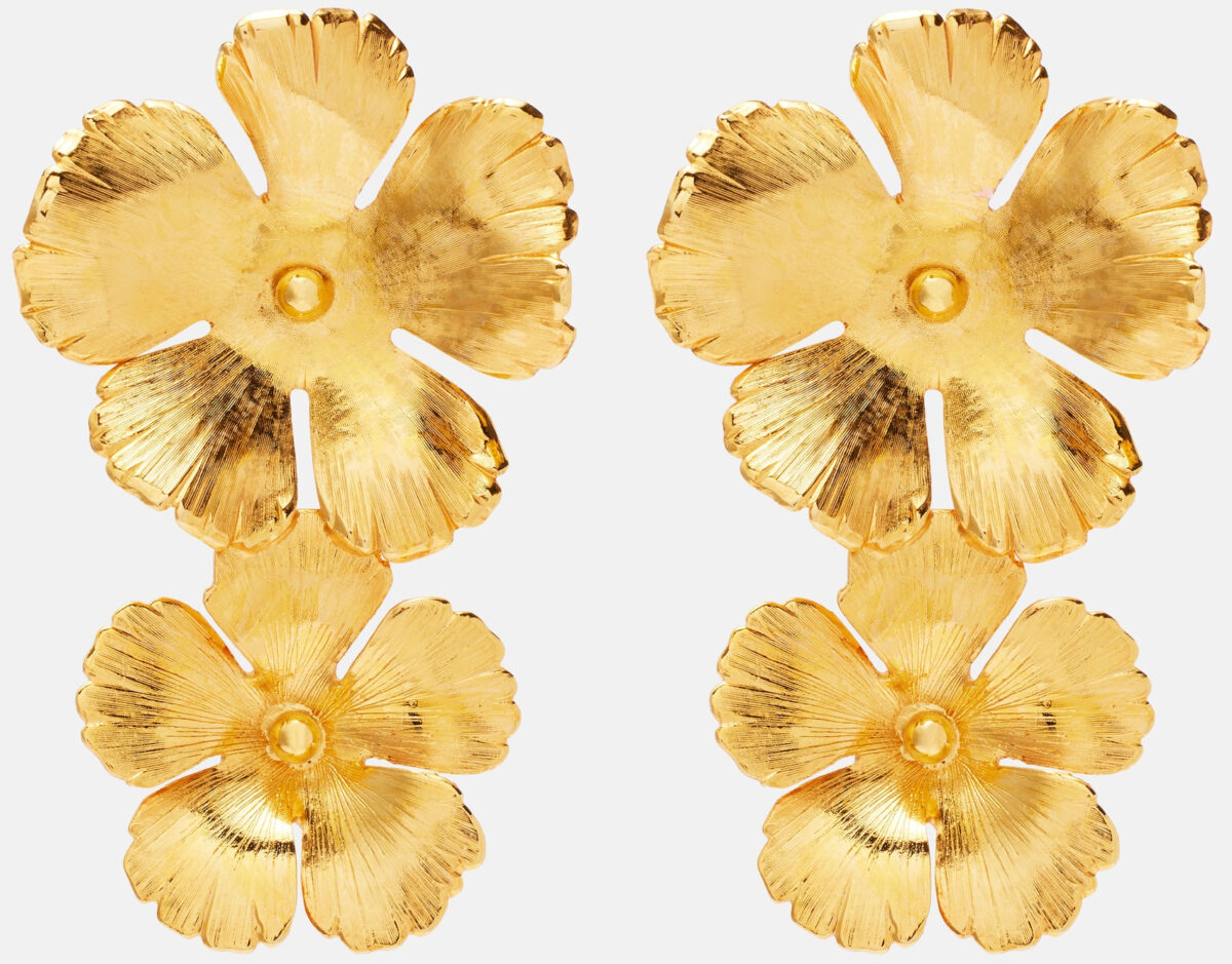 Gli orecchini a fiore sono il trend (anche) della Primavera 2026